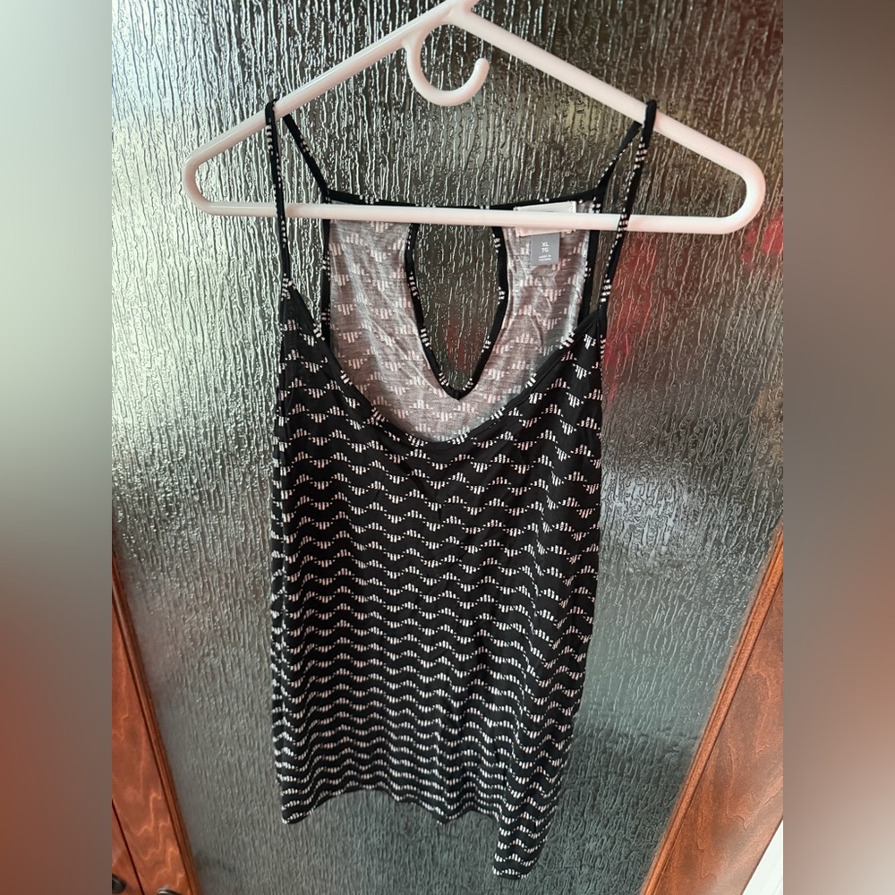 Old Navy XL Black and Gray Patterned Top NWT